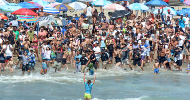 Courtney-Conlogue-at-the-2018-US-Open-of-Surfing